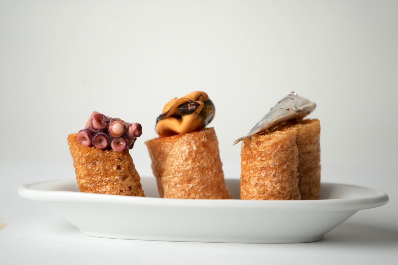 Cortezones De Jamon Disponer de las tostadas de pan baguette frías. cortezones de jamon